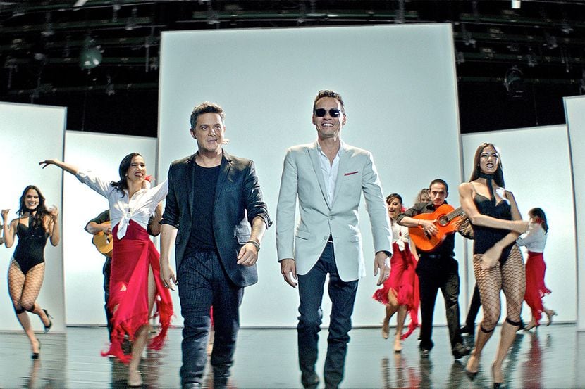 Los cantantes Alejandro Sanz (centro, izq.) y Marc Anthony (centro, der.) grabaron juntos la...