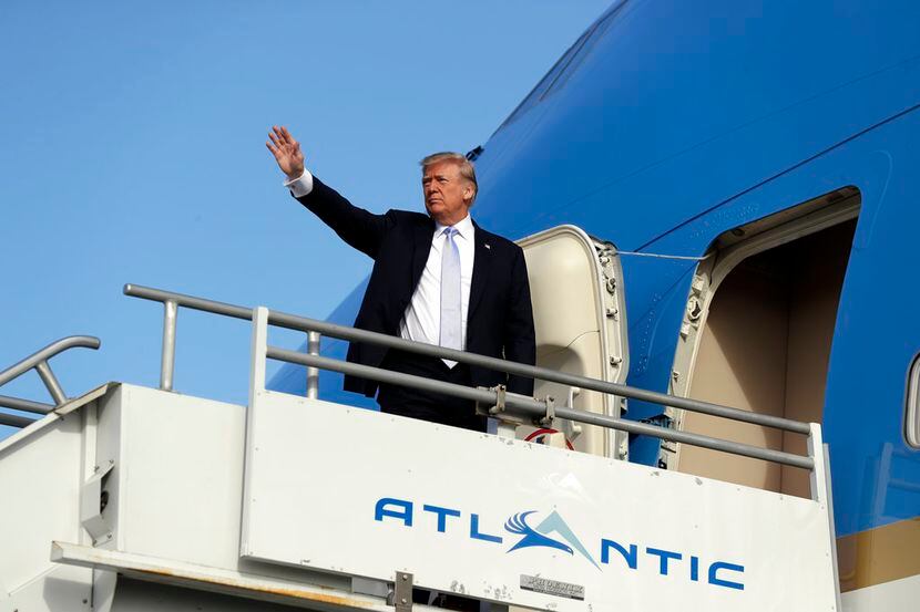 El presidente Donald Trump aborda el avión presidencial en el Aeropuerto Internacional de...