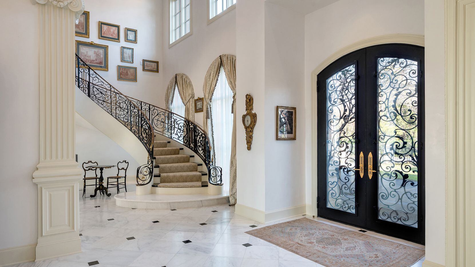 luxury homes foyer