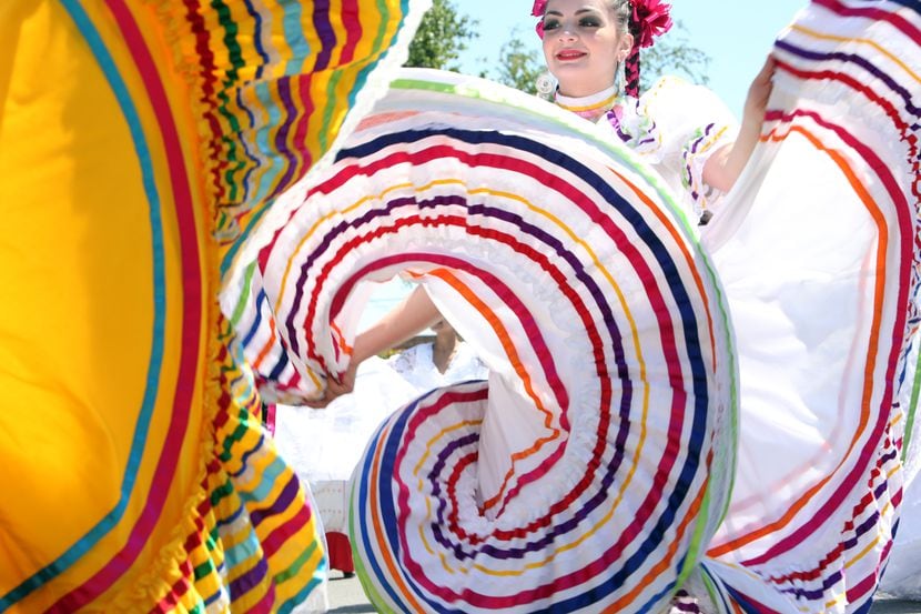 Samantha Arias, de la Sunset Dance Company, baila en un Desfile del Cinco de Mayo en Oak...