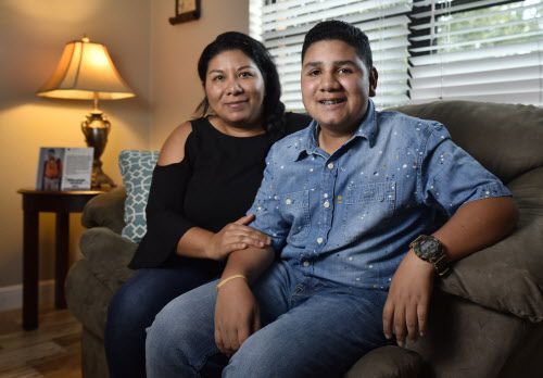 Maria Paola Espinoza y su hijo Misael Rico, Jr. en su casa en Irving. Misael estuvo envuelto...