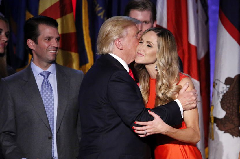 Donald Trump le da un beso a su nuera  Lara Yunaska Trump, esposa de su hijo Eric. /AP
