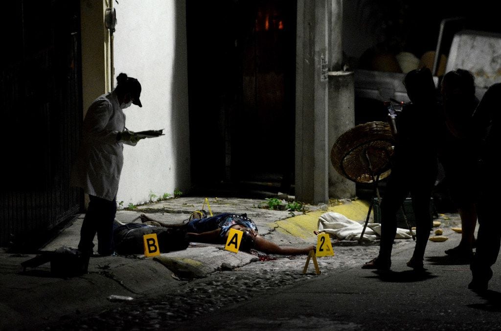 ARCHIVO. Un médico forense investiga una escena de crimen en Acapulco, México el 8 de...