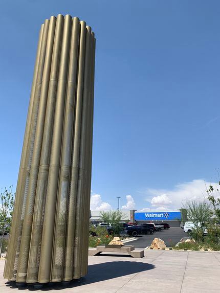 El monumento llamado "La Candela" en el border del estacionamiento de la tienda Walmart...