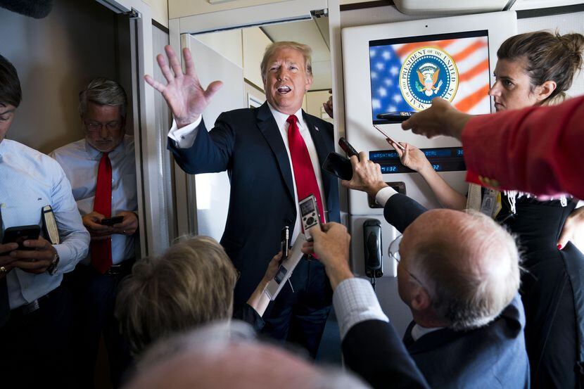 Un grupo de reporteros entrevista al mandatario Donald Trump durante un vuelo en Air Force...