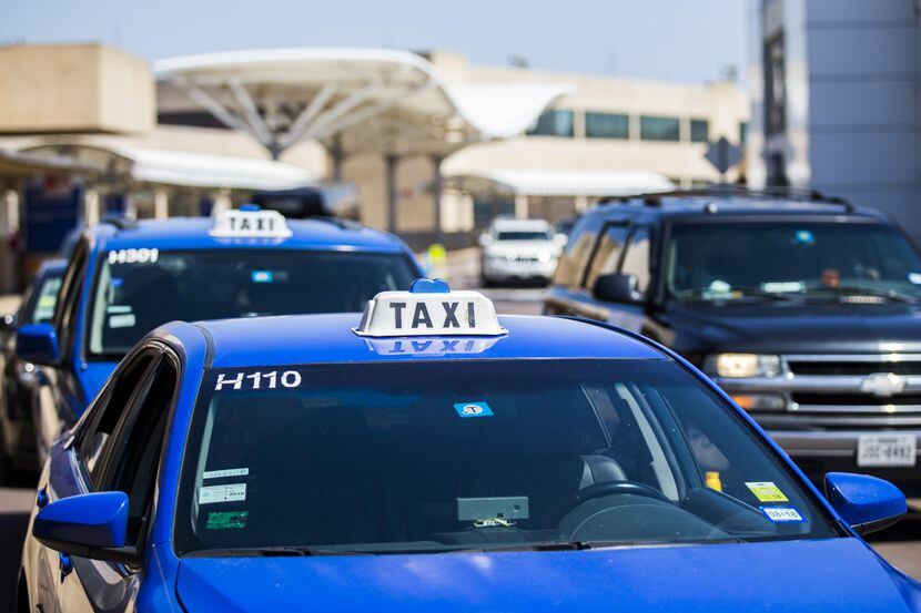Una hilera de taxis en la Terminal A de DFW. Servicios como Uber y Lyft han mermado los...