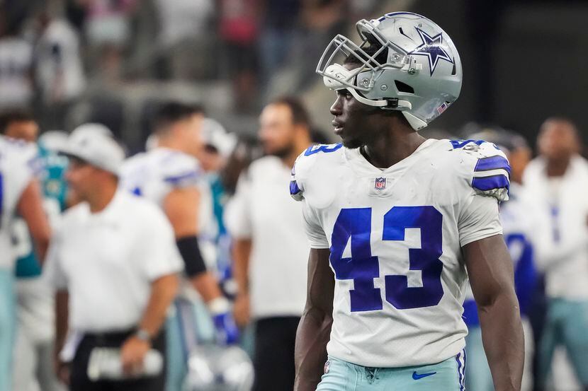 El ala defensivo de los Cowboys de Dallas, Azur Kamara,  abandona el campo luego de una...