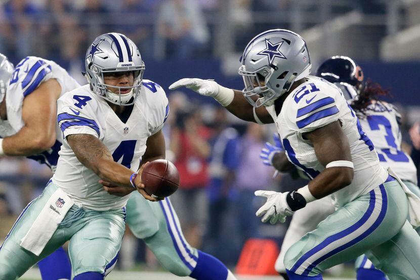 El mariscal de los Cowboys de Dallas ha lanzado para 18 touchdowns y dos intercepciones. (AP).
