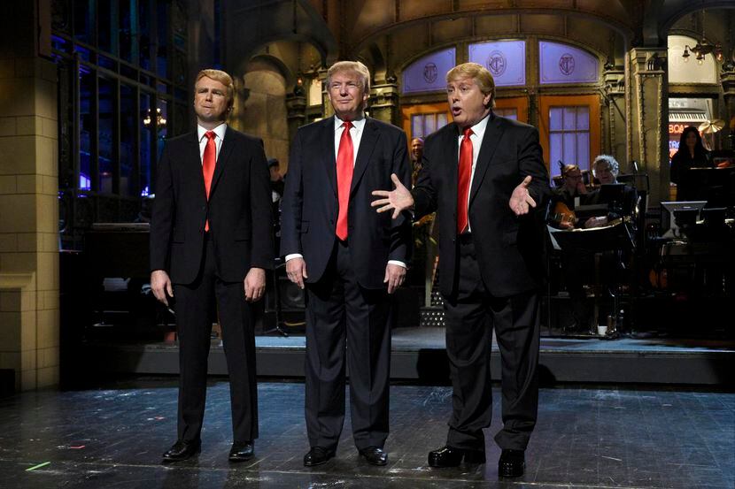 Donald Trump (centro), junto a dos imitadores: Taran Killam (izq.) y Darrell Hammond durante...