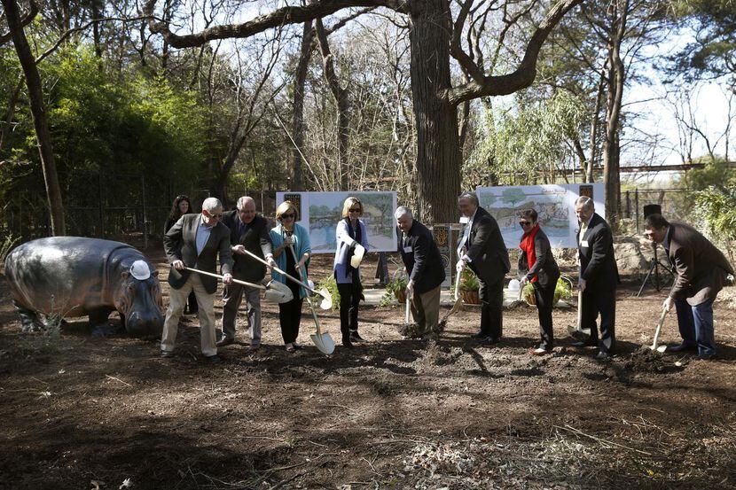 Funcionarios del Zoológico de Dallas y de la ciudad inauguran la construcción de un hábitat...