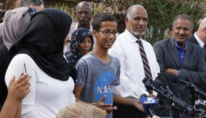 Ahmed Mohamed, de 14 años, contesta preguntas durante una conferencia con su padre, Mohamed...