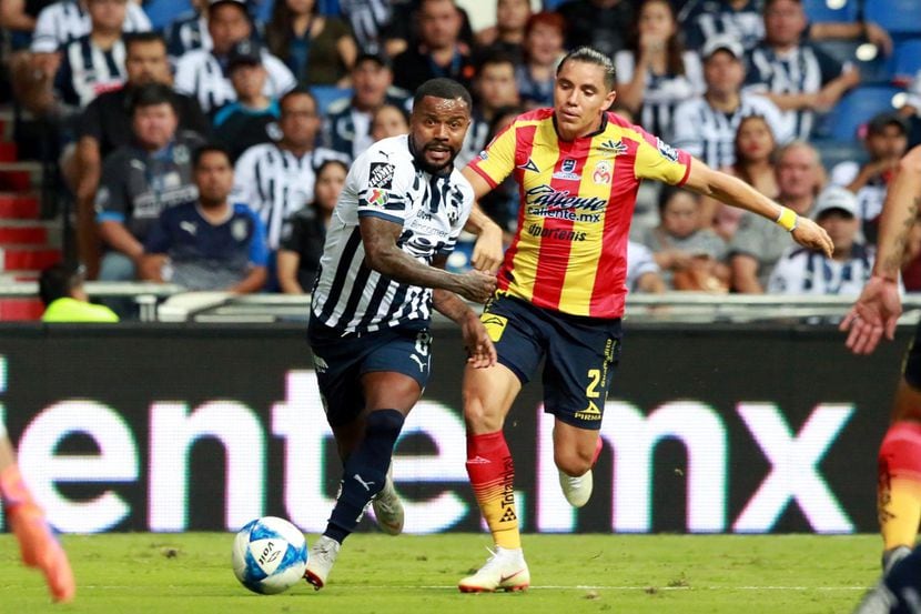 Dorlan Pabón (izq.) y los Rayados igualaron 2-2 ante Morelia el sábado.(AGENCIA REFORMA)
