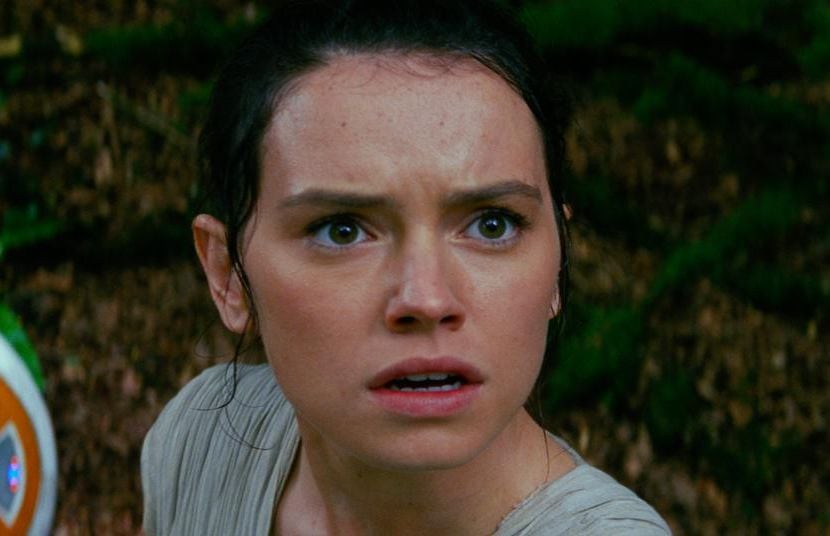 BB8 y Daisy Ridley en “Star Wars: The Force Awakens”, que se estrena este jueves.(LUCASFILM)
