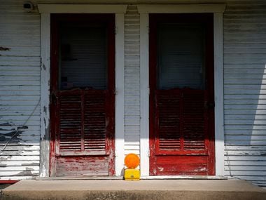 A construction flasher sits on the back porch of a home on McKinnon Street in the Dallas...