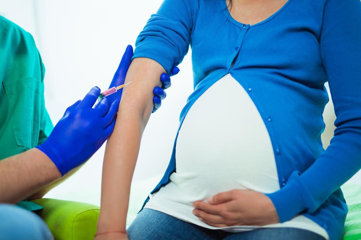 Un médico administra una vacuna a una mujer embarazada.(GETTY IMAGES)
