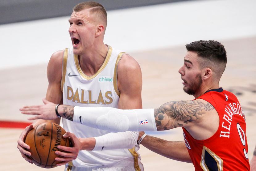 El jugador de los Mavericks de Dallas, Kristaps Porzingis, recupera un balón ante los...