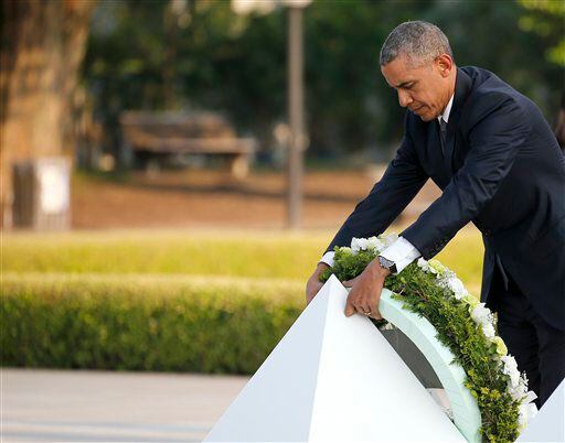 El presidente de Estados Unidos, Barack Obama, coloca una corona en el parque de Recuerdo de...