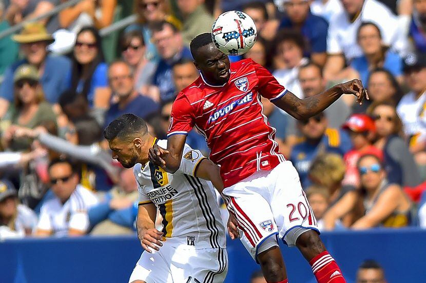 Roland Lamah (20) y el FC Dallas enfrentan al Galaxy de Los Ángeles en la última fecha de la...