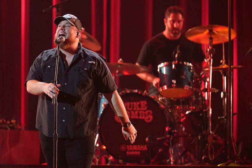 Luke Combs Wins Country Music Association Awards Entertainer Of Year Trophy 0485