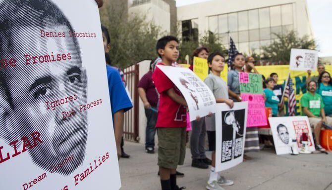 Un grupo de activistas realiza una protesta para exigir la suspensión de deportaciones de...