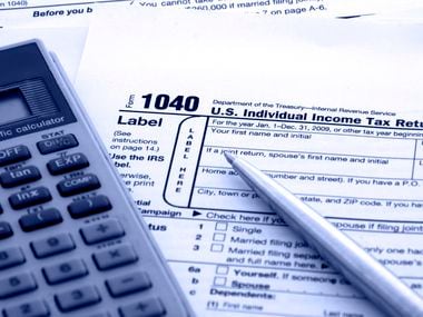 Un formulario 1040 para devolución de impuestos individual del Servicio de Rentas Internas,...