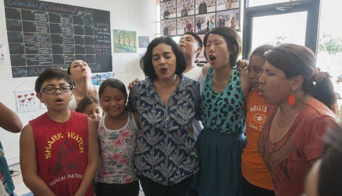 Cora Cardona (centro-izquierda), fundadora de Teatro Dallas, da clases a niños del...
