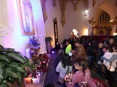 Cientos de personas veneraron a la Virgen de Guadalupe en la Catedral Santuario de Guadalupe...