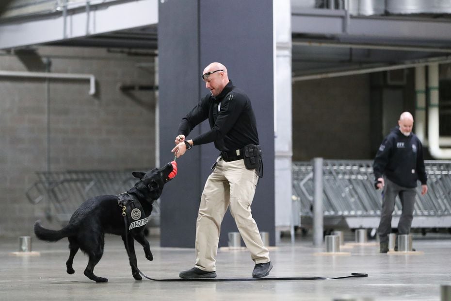 El oficial Preston Patterson, entrenador canino de detección de explosivos recompensa a...