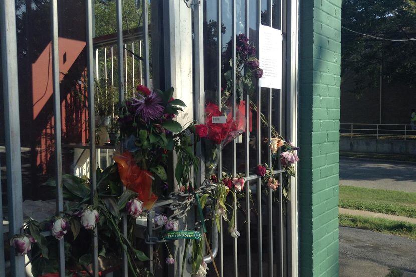 Un bouquet de flores está colgado en la Pupusería Victoria. Su dueña, Victoria Polanco...