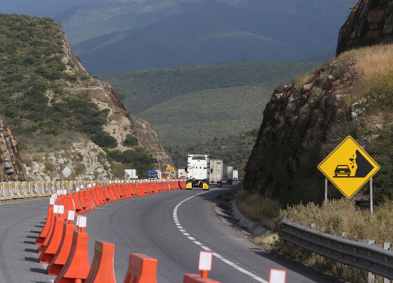 Autoridades mexicanas investigan un área cercana al kilómetro 26 de la carretera Nuevo...