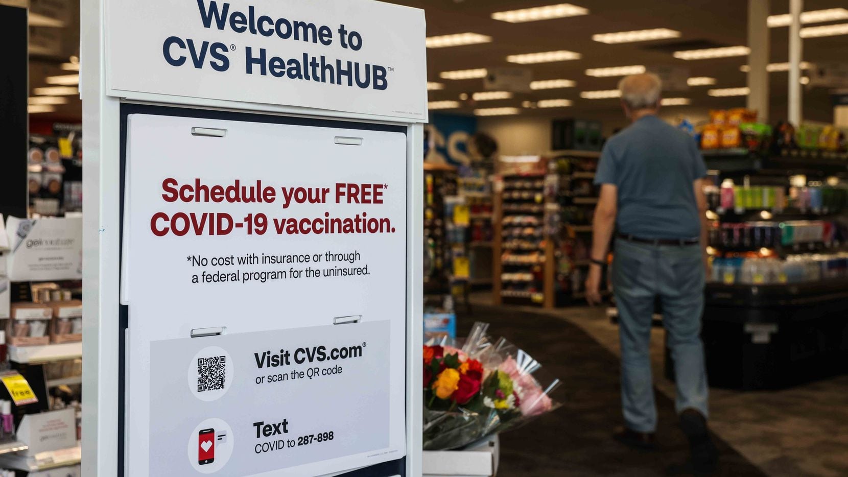 En esta fotografía del 5 de agosto de 2021 se ve la entrada de una farmacia CVS en West Campbell Road, que ofrece vacunas gratuitas contra covid-19, en Richardson. (Lola Gomez/The Dallas Morning News)