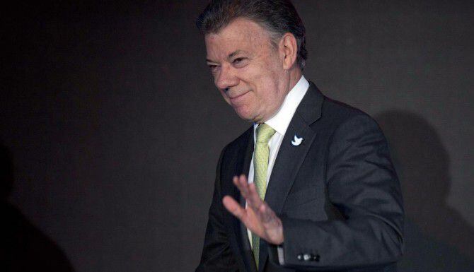 El presidente colombiano Juan Manuel Santos ordenó la reanudación de los bombardeos contra...