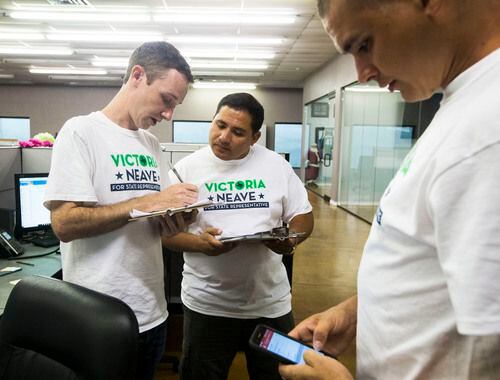 De izquierda a derecha los voluntarios Huntley Russell, Sergio Gonzales y Matthew Brown, se...