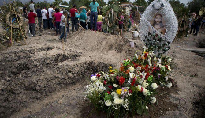 Flores adornan la tumba de Antonio Sánchez, uno de los muertos de los enfrentamientos en...