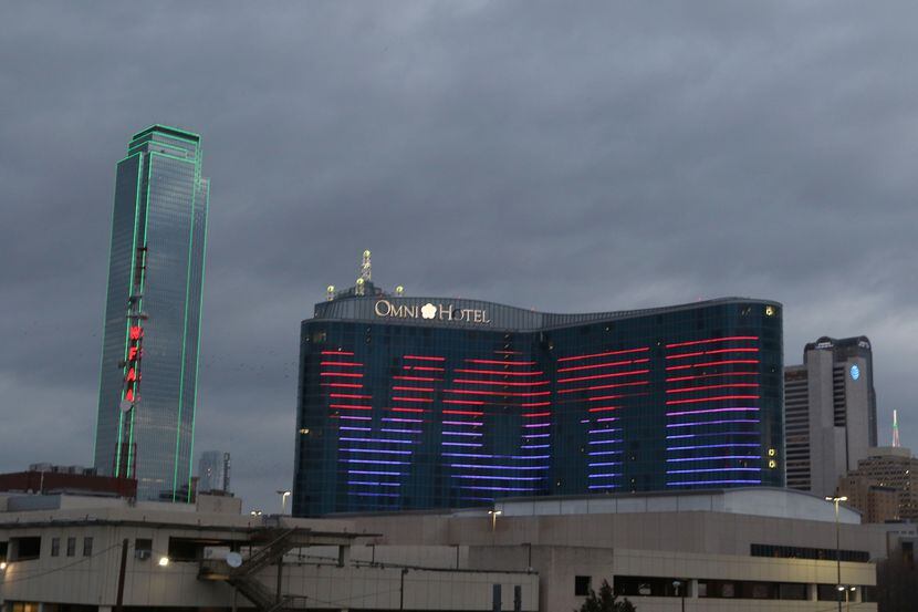 Un mensaje desplegado en el hotel Omni del centro de Dallas promueve la votación este día.
