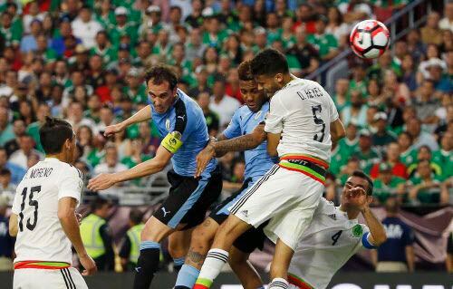 México derrotó 3-1 a Uruguay el domingo. Fotos AP
