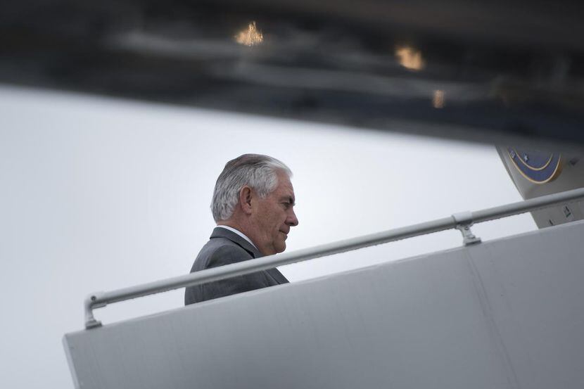 El secretario de Estado norteamericano Rex Tillerson aborda el avión en el aeropuerto de...