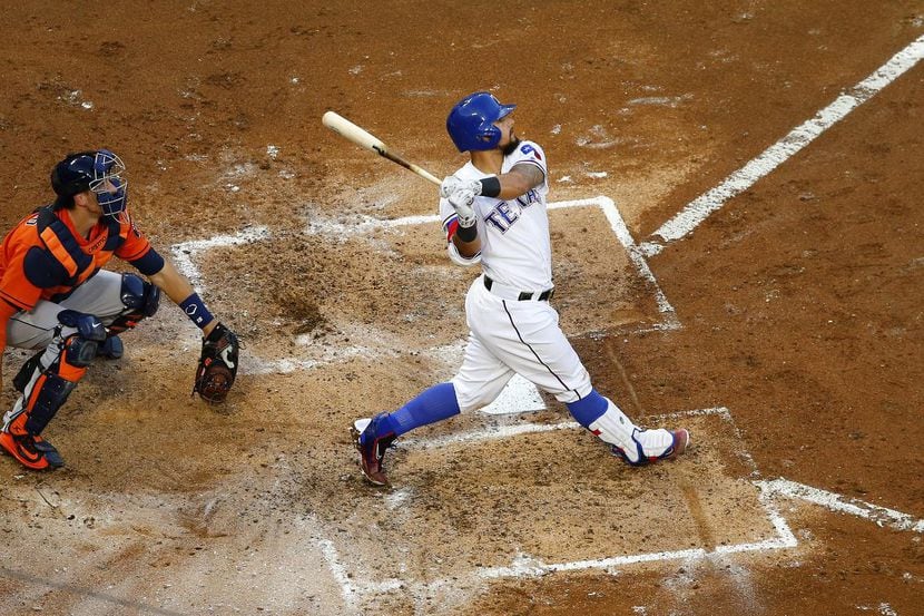 El segunda base Rougned Odor (12) conecta un jonrón ante los Astros de Houston el 20 de...