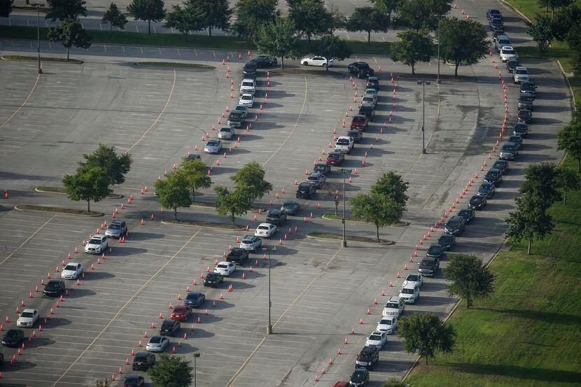 Cientos de auto hacen fila en el sitio de pruebas de covid-19 en Ellis Field House al sur de...