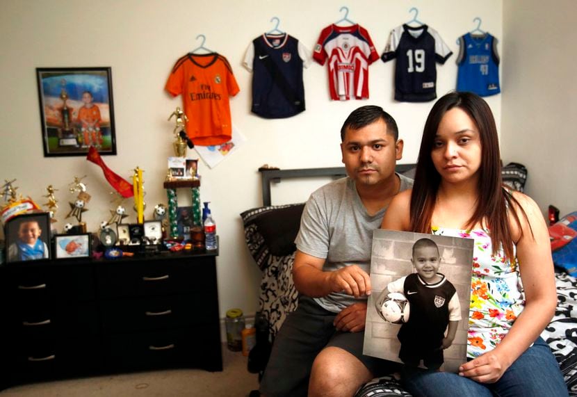 Salomón y Daniela Barahona posan junto a un fotografía de su hijo de 4 años, quien falleció...