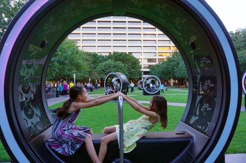Dos niñas juegan en Burnett Park, en el centro de Fort Worth, considerada una de las mejores...