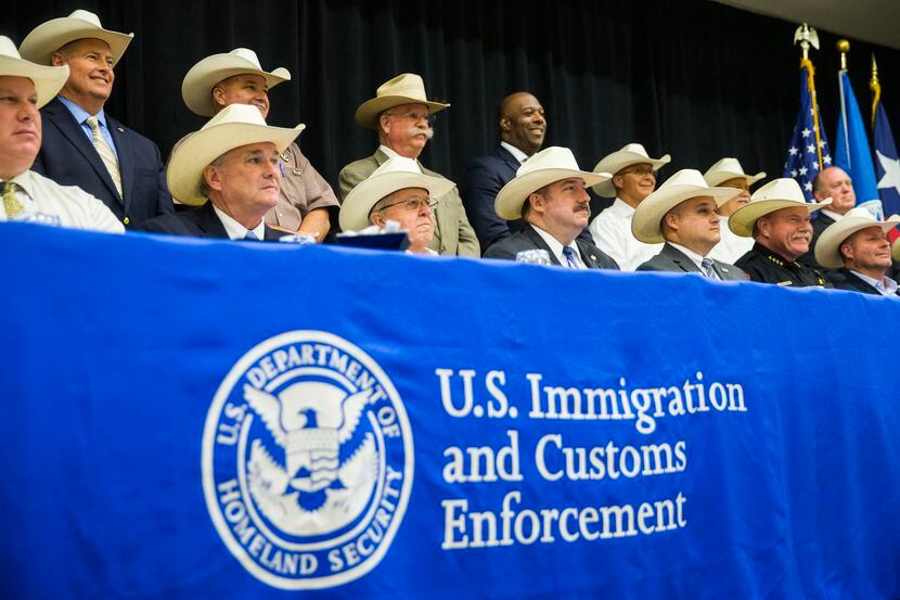 Dieciocho sheriffs de condados texanos firmaron un acuerdo con ICE en Grapevine, en 2017....
