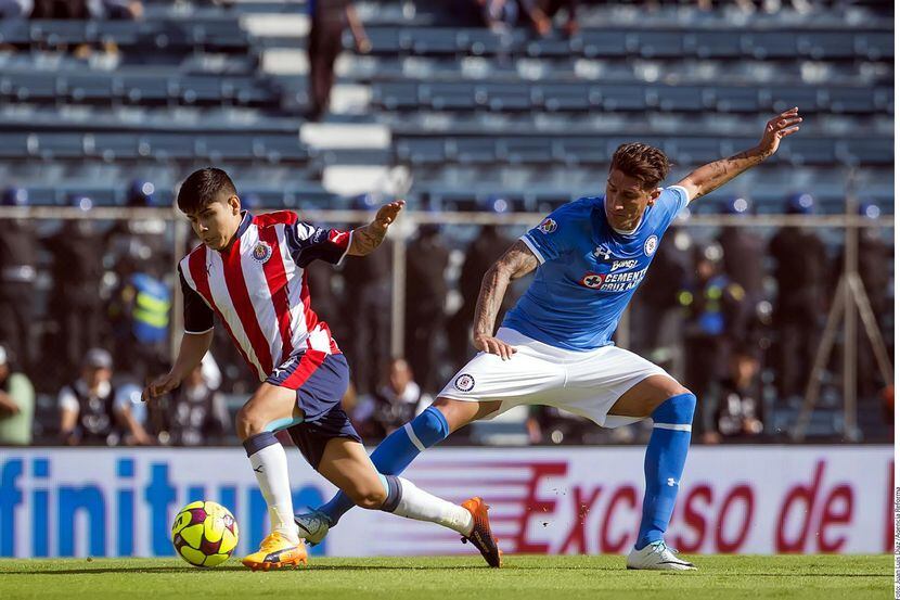 Gabriel Peñalba (der.) y Cruz Azul reciben a Chivas en la Fecha 2 del Apertura MX.(AGENCIA...