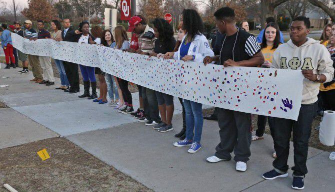 Alumnos de la Universidad de Oklahoma hicieron una nueva protesta el martes enfrente de la...