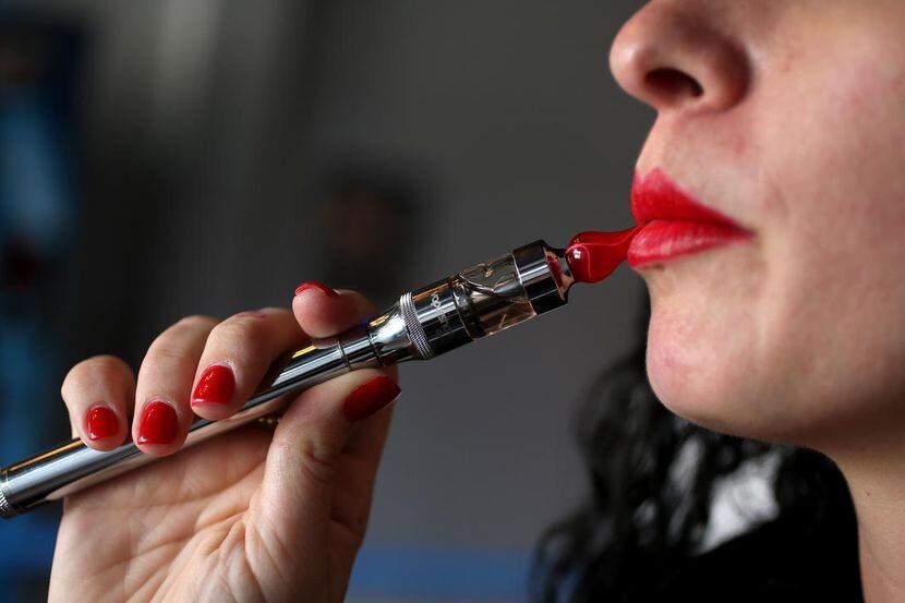 Los cigarrillos electrónicos operan con baterias que convierten la nicotina líquida en...