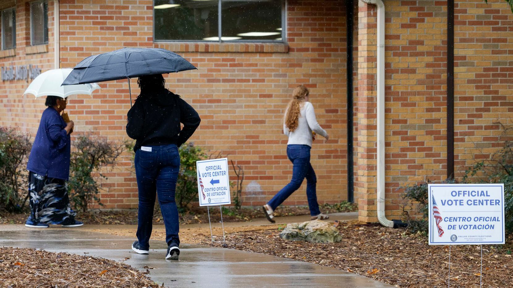 En medio de la lluvia, votantes se acercaron a las urnas en el Lakeside Activity Center de Mesquite, Texas el martes 2 de noviembre de 2021.