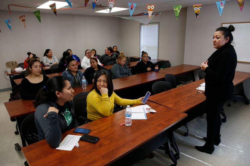 Denisse Gutiérrez (izq.) habla con Ericka Ventura (centro) y María Reza, durante una reunión...