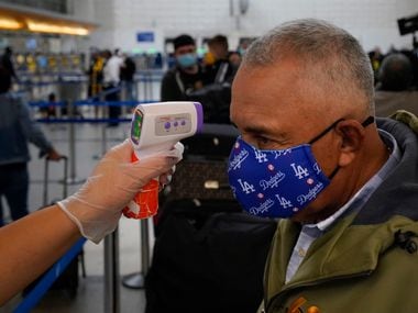 Personal de salud del gobierno de México realizará tests y cuestionarios a viajeros que ingresen al país para evitar la propagación de covid-19.
