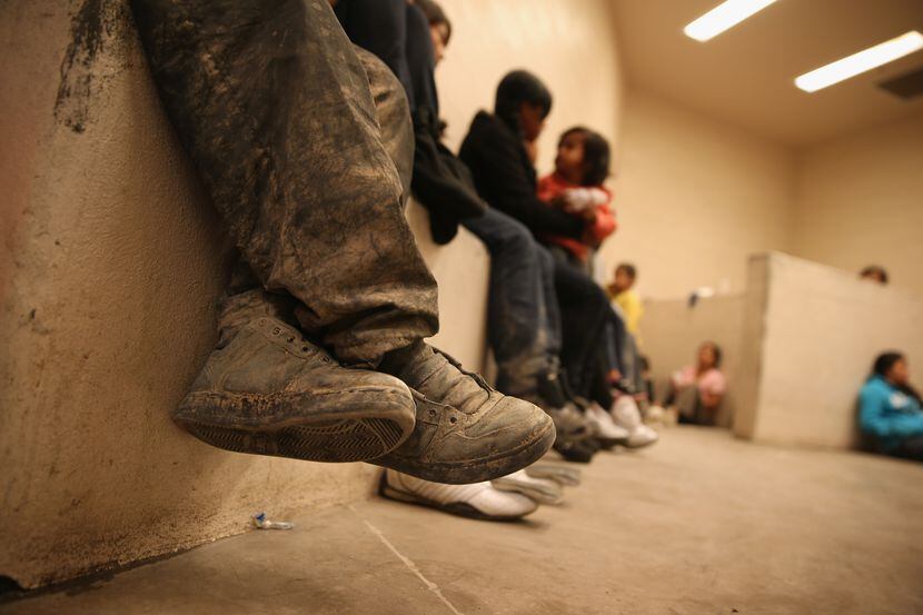 Mujeres y niños en una celda de detención para inmigrantes en McAllen, Texas.