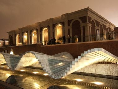 Entrada al Meadows Museum por la noche con Erwin Overluck y Santiago Calatrava Wave (2002) en primer plano.